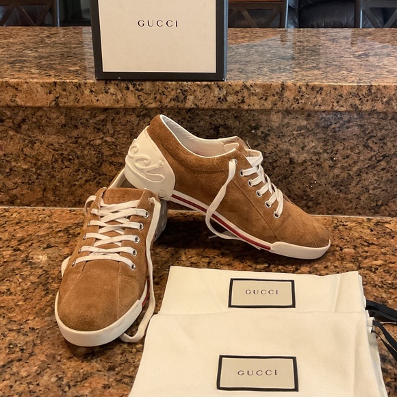 GUCCI SCRIPT LOGO SUEDE SNEAKERS & 2 GUCCI SHOE BAGS- SIZE 38 *** $300 - Picture 1 of 14